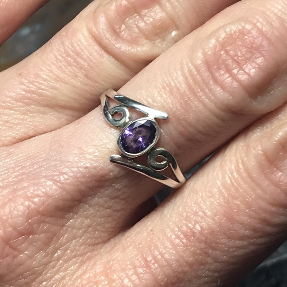 Amethyst silver scroll ring - Picture 6 of 6